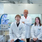 Stéphane Baeriswyl, assistant post-doc, Origène Nyanguile, responsable du groupe de recherche Peptide and Protein et Justine Dorsaz, apprentie